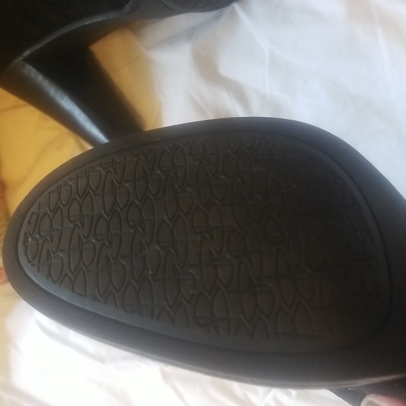 B Makowsky black suede pumps. Size 8 - Picture 6 of 6